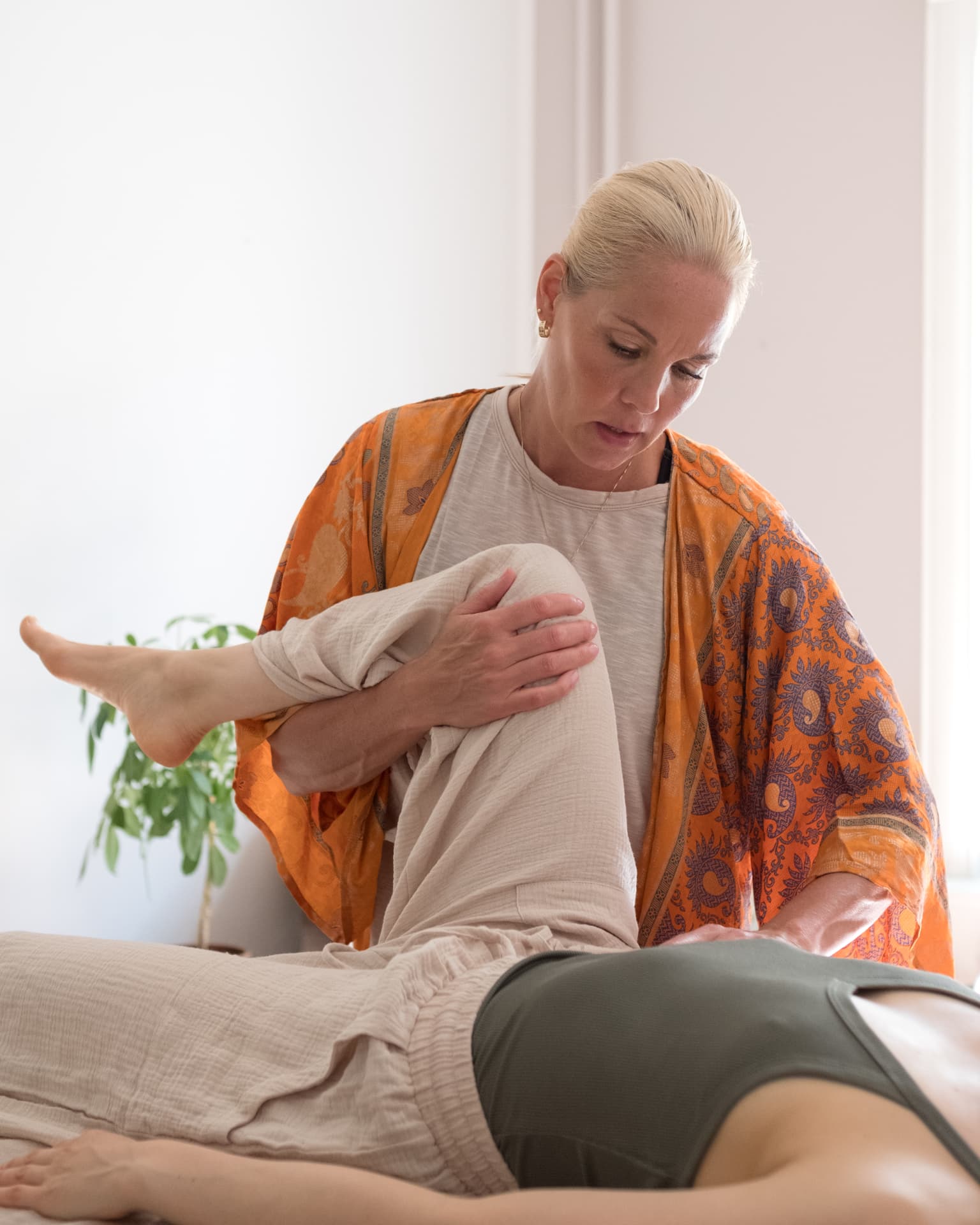 Johanna utför en skonsam behandling av bäcken och ben