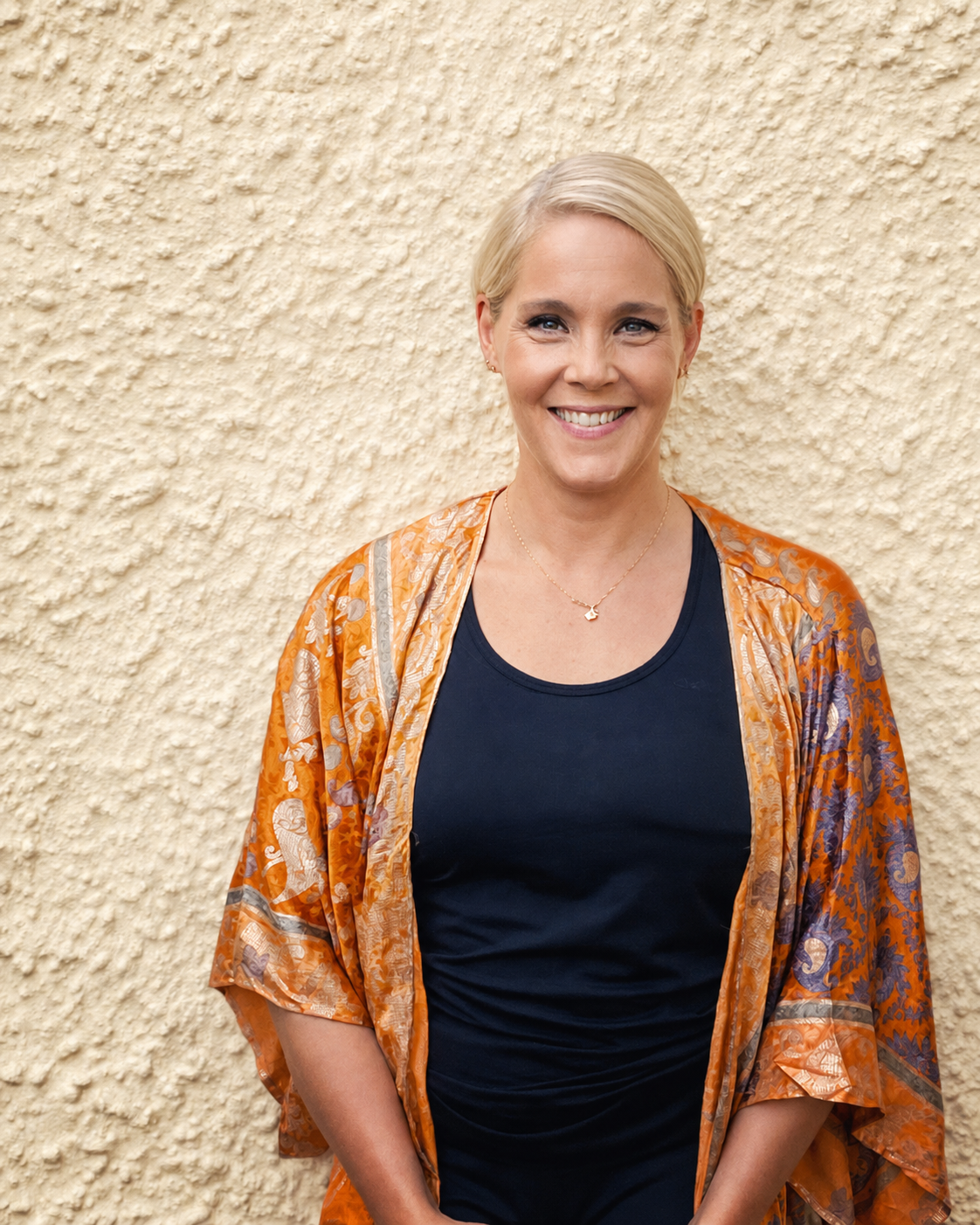 Porträtt av Johanna Tornberg mot en varm ljus vägg